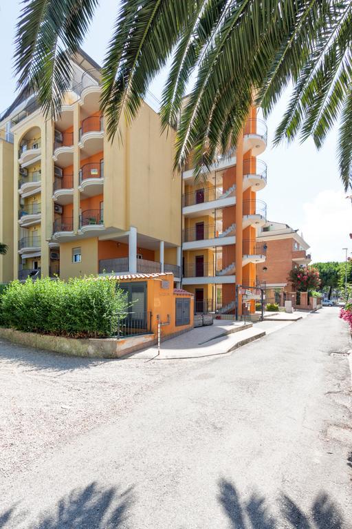 Residence Palazzo Sayonara Tortoreto Buitenkant foto
