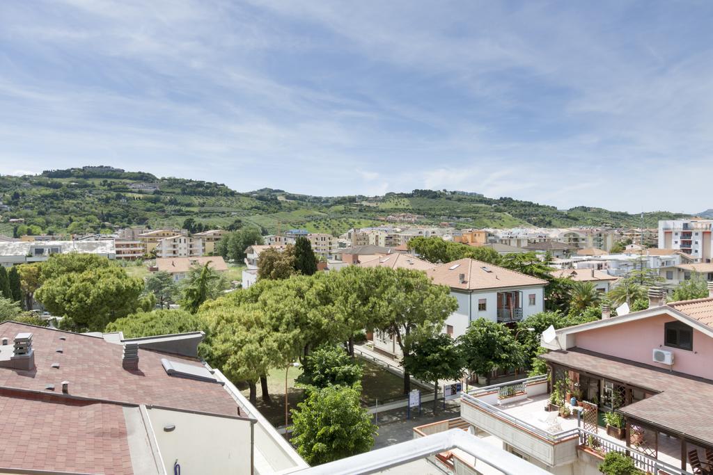 Residence Palazzo Sayonara Tortoreto Buitenkant foto